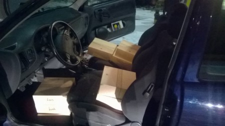 Taarten van de ene auto naar de andere tijdens het bezorgen