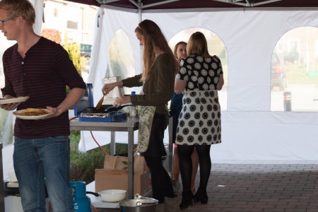 Bakkers en serveerder in actie